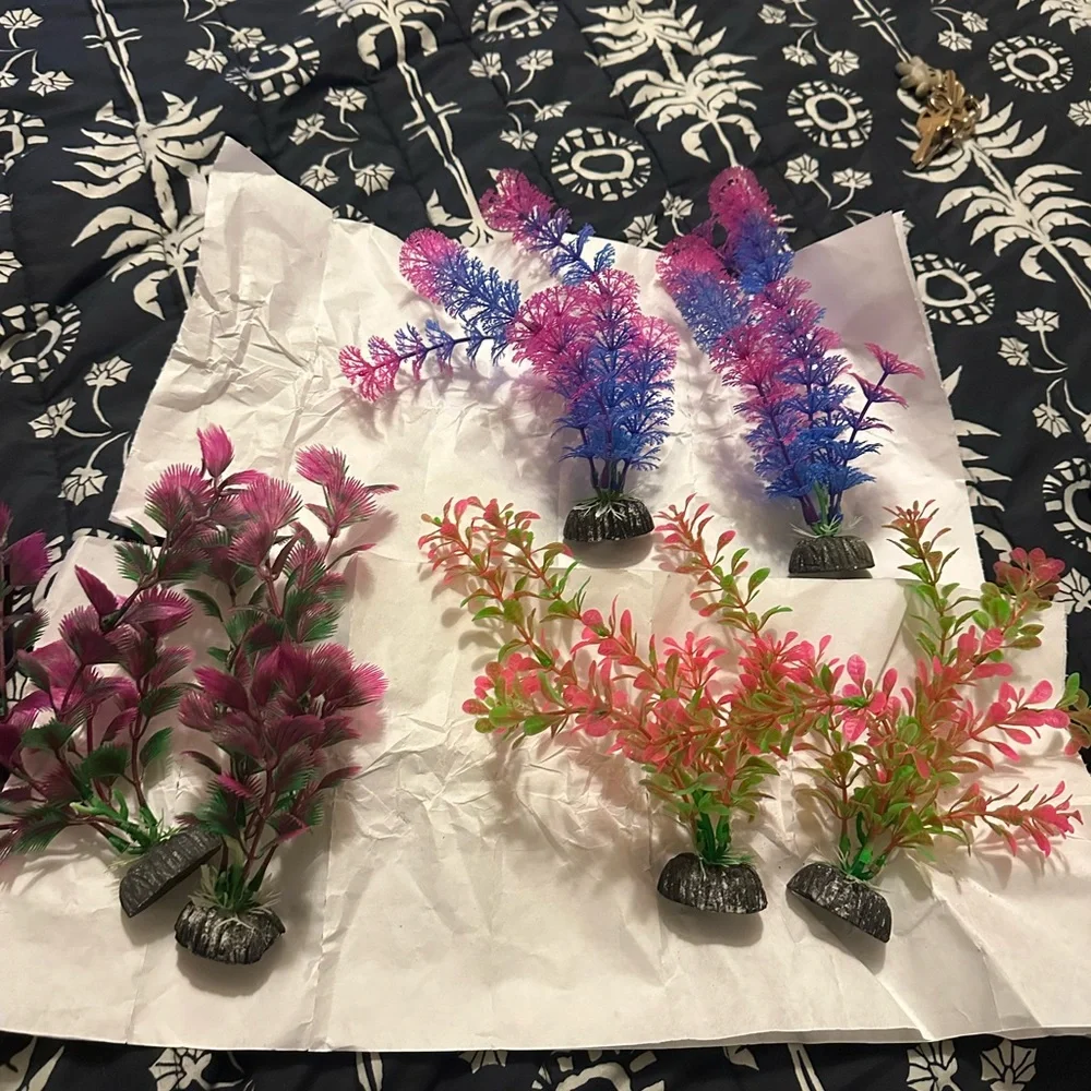 Penn-Plax Aqua-Plants Plastic Aquarium 10 Piece Plant, Pineapple & thermometer.
